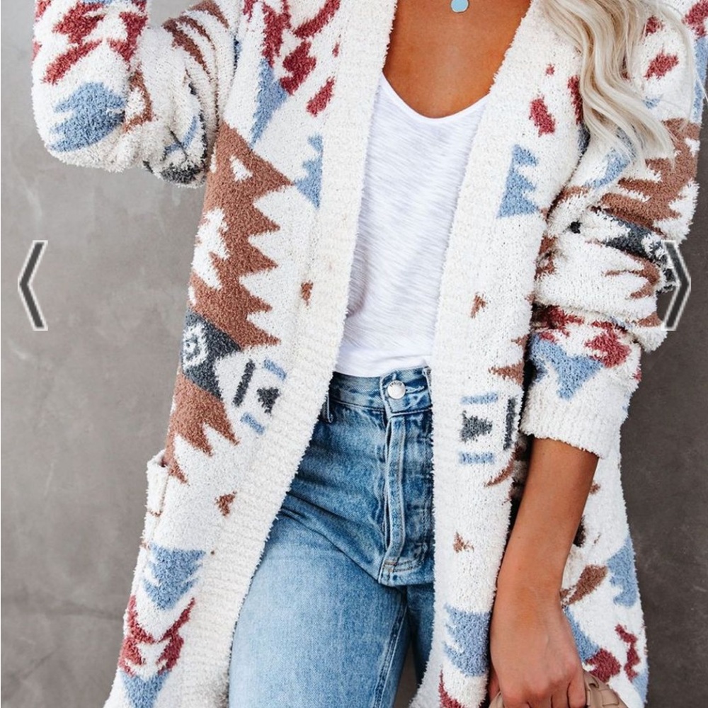 Vici Cardigan in Relaxed Fit. Soft and Plush with Pockets. Size Small.